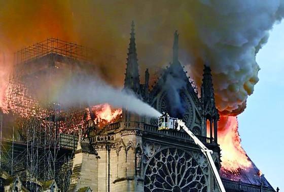 大火不会摧毁巴黎圣母院，它曾经遭受过更严重的伤害