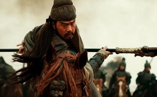 刘备举兵伐吴的时候，曹丕选择按兵不动，是正确的还是错误的