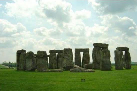 凭空出现的巨大石柱群，没有任何史料记载，究竟是谁修建的？