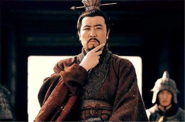 刘备有个儿子武力超群，堪称战神，诸葛亮却劝刘备：赐他死吧