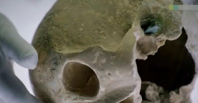 秦陵发现一头骨嵌入弩箭，专家推测：可能是秦始皇大儿子扶苏
