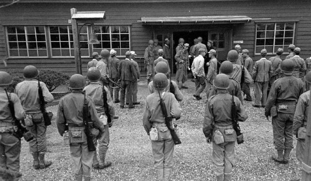 二战老照片：日本鬼子向美军投降乖乖交出指挥刀