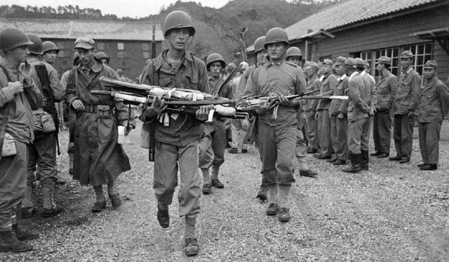 二战老照片：日本鬼子向美军投降乖乖交出指挥刀